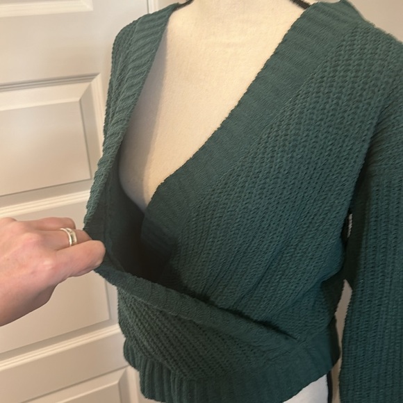 Green V Neck Cropped Sweater NWOT​ - Picture 2 of 4